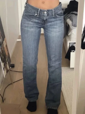 Ljusblå raka jeans från Levi's - Säljer dessa supersnygga Levi’s jeans då dom är för stora för mig❤️Står ingen storlek men skulle säga att de är i storlek 36 eller möjligtvis 38🥰Första två bilderna är lånade från personen jag köpte de av här på plick!🥰