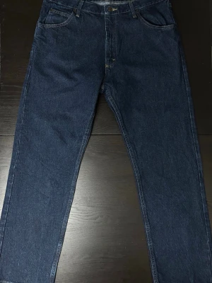 Jeans W36 L30 - Jeans från Wrangler i mörkblå storlek W36 L30 A001