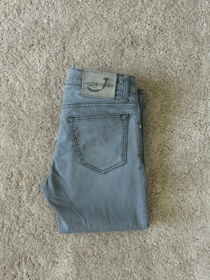 Gråa Jacob Cohen Jeans Style 622 Slim Fit Storlek W30  - Mycket fina Jacob Cohen Jeans i grå färg. | Jeansen är i mycket bra skick och sparsamt använda. |  Äkta som allt annat jag säljer! ✅ |  Storlek: W30 | Skick: Mycket Bra Skick - har lite lagade hål och en missfärgning på baksidan (SE SISTA BILDER) | Färg: Grå | Märke: Jacob Cohën | Modell: Jeans |   Hör gärna av dig vid frågor så svarar jag så fort jag kan! 😁 |  (SKU - 199)