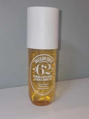 Sol de Janeiro Brazilian Crush 62 - En parfymmist med doft av pistage och salt karamell från Sol de Janeiro. 240 ml. Endast öppnad och testad en gång.