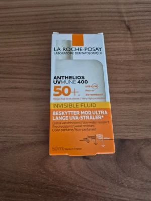 La Roche-Posay Anthelios SPF 50+ - Solskyddsfluid från La Roche-Posay med SPF 50+ och mycket hög skyddsnivå. Produkten är osynlig, vatten- och svettresistent samt parfymfri. Kommer i en vit och orange förpackning och innehåller 50 ml.