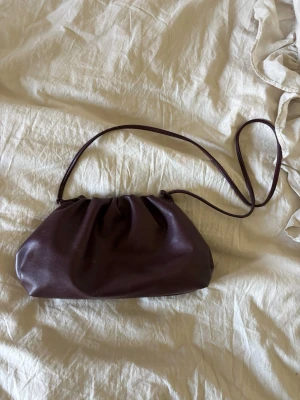 Vinröd clutch bag  - Super fin rymlig clutch bag från raffinato! Går att använda med och utan band❣️