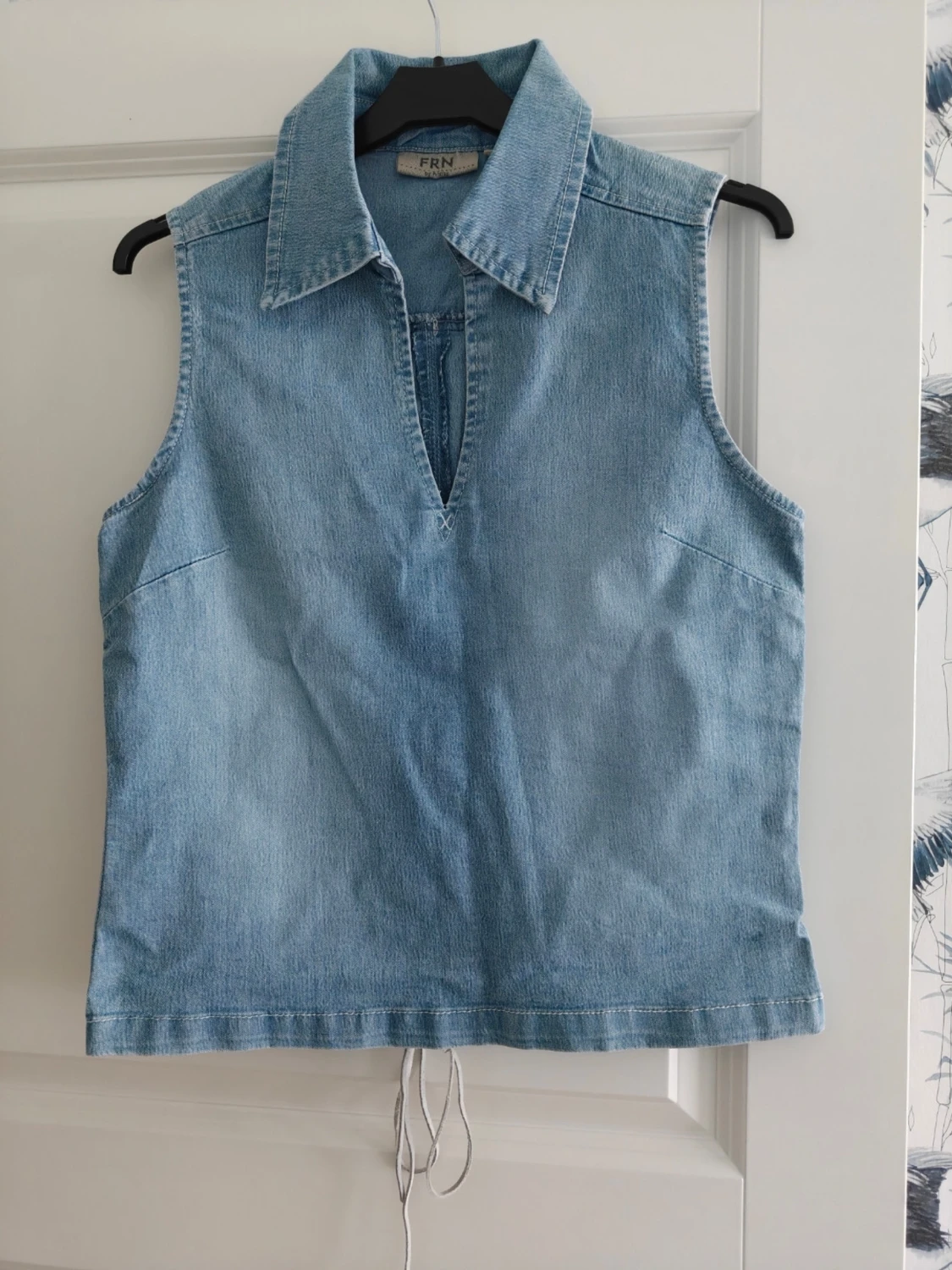 Ärmlös jeansväst från FRN