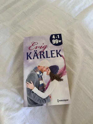 Evig Kärlek antologi - Romantisk antologi med titeln 'Evig Kärlek' från Harlequin. Omslaget visar ett par i vinterkläder mot en ljus bakgrund. Boken innehåller berättelser av Kathleen O'Reilly, Maureen Child, Kristi Gold och Emilie Rose.