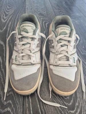 Grön/beige New Balance skor - Nytvättade New Balance 550, strl 38. Fint skick. Lite slitage i hälfodret (se sista bilden), annars hela och fräscha. Säljs då de inte används längre.