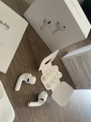 Apple AirPods 3 Pro trådlösa hörlurar  - Säljer ett par vita Apple AirPods 3 Pro med laddningsetui och extra silikonpluggar. Hörlurarna har en stilren och kompakt design, perfekt för dig som vill ha trådlös frihet och bra ljud. Levereras med originalförpackning och tillbehör.