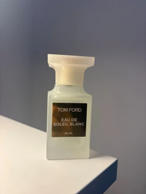 Tom Ford Eau de Soleil Blanc 50 ml - Present som dessvärre inte kommer till användning. På slide 3 kan man se att den är nästintill orörd. Endast testad. Nypris runt 2800kr