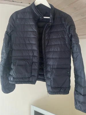 Moncler jacka - Hej! Jag säljer min Moncler jacka som jag köpte här på Plick för några år sedan. Har inget äkthetskapsbevis, därav billig. Storlek ”14 years” men passar mig som vanligtvis har XS/S. Går att få billigare vid snabb affär. 
