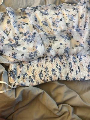 Vero Moda kjol  - Jätte söt blommig kjol 