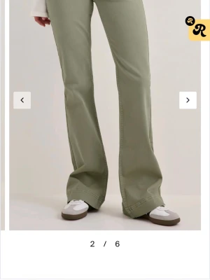 Olivgröna bootcut jeans - Snygga olivgröna jeans med bootcut passform och klassiska fem fickor. Jeansen har låg midja och vida ben. Endast testad med prislappp kvar, i modellen ”short”🥰