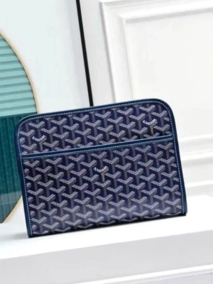 Väska/neccesär - Säljer en stilren G@yard necessär/clutch i klassisk design. Perfekt för resor eller som en exklusiv vardagsaccessoar. Rymlig, praktisk och tidlös med det ikoniska G@yard-mönstret. Mycket fint skick. Hör av dig vid intresse!
