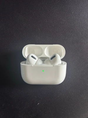 Vita trådlösa in-ear hörlurar - Snygga vita trådlösa in-ear hörlurar med laddningsetui. Hörlurarna har en stilren och kompakt design med silikontoppar för bra passform. Perfekta för musik, poddar och samtal på språng. Laddningsetuiet har LED-indikator på framsidan.