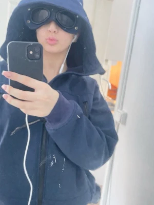 Mörkblå jacka med dragkedja - Snygg mörkblå jacka med dragkedja och stor huva. Modellen är lite oversized och har ribbade muddar vid ärmslut och nederkant. Perfekt för en avslappnad och cool stil.