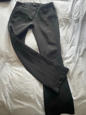 Kostymbyxor  - Svarta kostymbyxor ifrån BikBok. Storlek 38. Använda en gång så är inprincip helt nya. 
