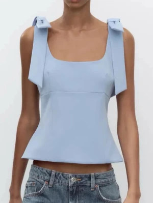 Ljusblå linnetopp - Supersöt ljusblå linnetopp med breda axelband som knyts i stora rosetter. Toppen har en figurnära passform och är perfekt för varma dagar. Zara liknande topp och är i jättefint skick.