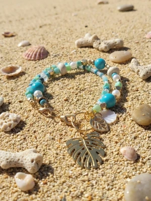 Armband "Vågor" -  2 radigt armband i en mix av  metall, trä, Polymerclay, sötvattenspärlor och glas. Ca 22 cm, men finns många olika öglor att fästa låset i. Så passar de flesta.