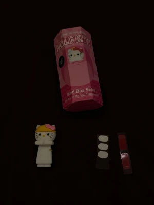 Hello Kitty Mobil hippers - Söt Hello Kitty mobil hippers. Aldrig använd och extra klistermärken medföljer. 