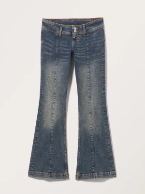 Blå bootcut jeans med slitningar - Snygga blå bootcut jeans med lätt slitna detaljer och dubbla knappar i midjan. Jeansen har klassisk femficksdesign och markerade sömmar. Perfekta för dig som gillar retrovibbar och vill ha ett par jeans med lite vidare ben.