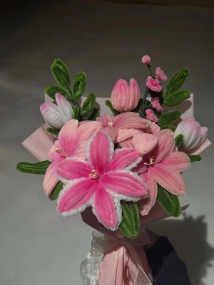 Bukett av piprensare med blommor  - Unika handgjorda buketter av piprensare, med detaljerade blommor och gröna blad. Perfekt som dekoration eller present till någon speciell. Går att beställa din helt egna design. Finns i både små mellan och stor bukett att betsälla där priset varierar. Beställ genom insta dm på eternal.eoa