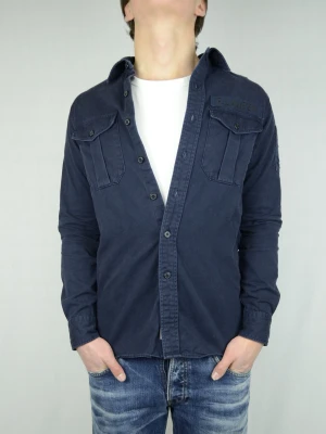 Ralph Lauren Fieldjacket  - RALPH LAUREN OVERSHIRT MED FLERA PATCHES Storlek : S Passform : Normal Användning : Jackan är i ett fint skick utan defekter, ytterst ytterst lite tappat färg Nypris : Cirka 3500SEK Modellen på bilen är 182CM och väger 78KG