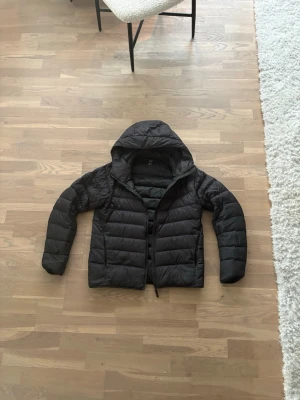 Svart dunjacka uniqlo - Condition: mycket bra. Färg: svart. Storlek: S. Pris 349:-