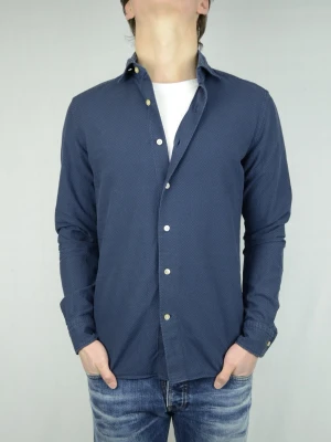 Sonrisa skjorta  - SONRISA SKJORTA MJUKT MATERIAL Storlek : M Passform : Normal Användning : Skjortan är i ett väldigt fint skick utan defekter Nypris : Cirka 2000SEK Modellen på bilen är 182CM och väger 78KG