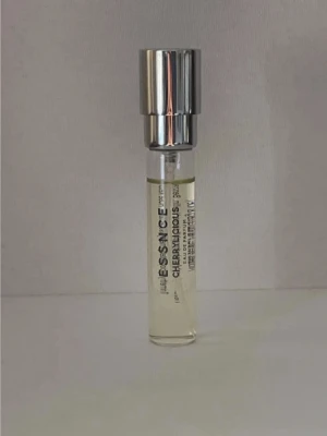 Essnce  Cherryalicious  - Essnce med doften Cherryalicious 8 ml. Den är inte testsprayad den kommer med utrymme i flaskan. .TOPPNOTER Körsbär, Bergamott, Björnbär, Äpple HJÄRTNOTER Jasmin, Persika, Choklad, Körsbär BASNOTER Tonkaböna, Vanilj, Mysk, Kashmirträ  nypris 130kr