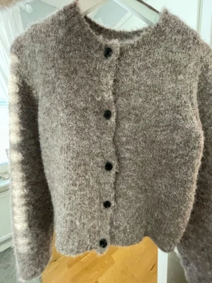 Beige stickad tröja från Vera moda - Säljer den här beige stickade tröjan från vera Moda som inte kommit till användan så mycket