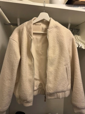 Beige  bomberjacka - Mysig beige bomberjacka 