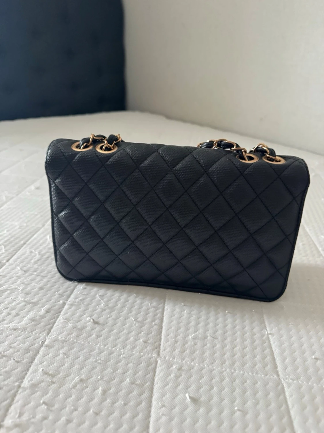 Svart quiltad handväska med kedja - 1