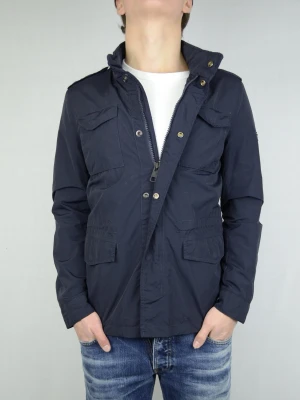 Woolrich Fieldjacket  - WOOLRICH FIELDJACKET Storlek : M Passform : Normal Användning : Jackan är i ett väldigt fint skick utan defekter Nypris : Cirka 4000SEK Modellen på bilen är 182CM och väger 78KG