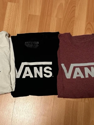 Klädpaket Herr Vans t-shirt , klädpaket 4 tröjor  - Klädpaket 4 klassiska Vans t-shirts i vitt, svart, vinrött och grått med stor logga framtill. Alla har rund halsringning och korta ärmar. 