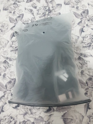 Svart Adidas träningsset med vita ränder - Säljer ett svart träningsset från Adidas med klassiska vita ränder på ärmar och ben. Tröjan har halv dragkedja, lång ärm och AEROREADY-tryck. Setet är gjort i ett stretchigt funktionsmaterial som passar perfekt till träning.