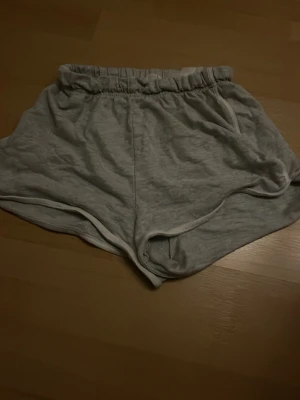 Grå shorts 🩶 - Fina mjuka grå shorts från H&M som är bekväma, är stl 170men känns som xs i midjan