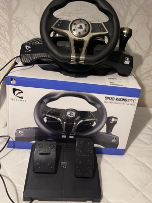 Speed racing wheel - Ratt med pedaler och växelspak – ger en mycket mer realistisk körupplevelse än vanlig handkontroll. Perfekt för racing- och bilspel.  Bra skick och redo att användas direkt. 💬 Skriv vid intresse! Perfekt för ps3-PS4-ps5  Nypris 1200+
