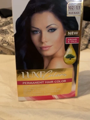 Luxe Colors permanent hårfärg blåsvart - Permanent hårfärg från Luxe Colors i nyansen 102/1.1 Blue Black. Innehåller arganolja och andra oljor för extra vård och glans. Ger intensiv blåsvart färg och täcker grått hår. Perfekt för dig som vill ha en djup, mörk hårfärg med glans.