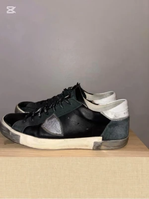 Philippe Model  - Snygga svarta sneakers från Philippe Model, skicket är 10/10 då slitningar är från fabrik. Storleken är 42 men passar 41. Startpriset börjar på 1299 men kan diskuteras😊😊