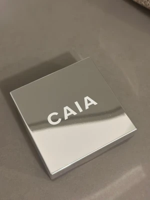 CAIA Chocolate Glow Powder - Lös setting powder från CAIA i nyansen Chocolate Glow. Funkar som bronzer också