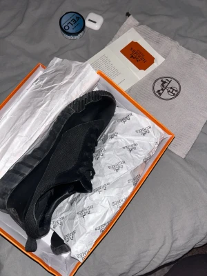 Svarta H Sneakers - Säljer mina H skor som jag fick present, det är inte min rätta storlek eller något jag brukar ha på mig