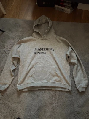 Enfants Riches Deprimes hoodie - En grå hoodie från Enfants Riches Deprimes med lite slitningar som är lite oversized, har inget kvitto på grund av att den är köpt på en secondhand butik 