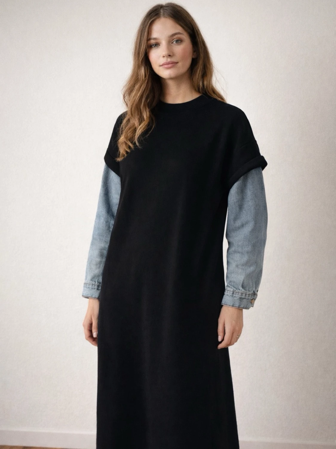 Svart långklänning med jeansärmar