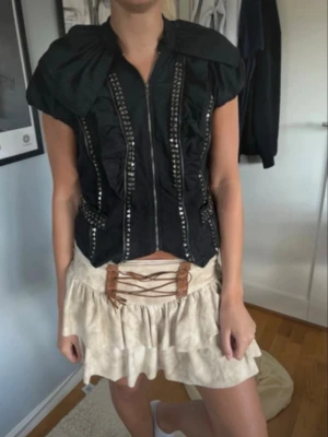 Fest topp med nitar  - En jätte cool fest topp som är köpt från vinted!! Bilderna är lånade!