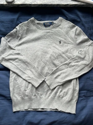 Ralph Lauren tröja - Snygg ljusgrå tröja från Ralph Lauren i pima cotton. Väl omhändertagen.