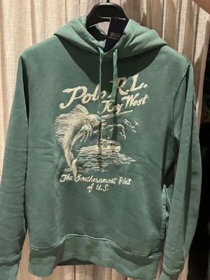 Ralph Lauren hoodie - Säljer schysst grön Ralph Lauren hoodie 🍾storlek M och normal i storleken, endast använd fåtal ggr (ingen prislapp finns kvar) nypris: 3000 kr