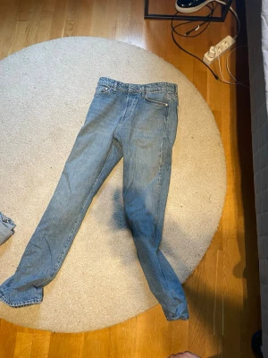 Blå relaxed fit jeans Jack & Jones - Säljer ett par ljusblå relaxed fit jeans från Jack & Jones. Klassisk femficksmodell med dragkedja och knapp i midjan. Jeansen har en avslappnad passform och är tillverkade i slitstark denim. Perfekta för en chill och stilren look.