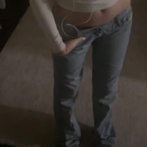 Ljusblå bootcut jeans låg midja - Säljer ett par ljusblå jeans med bootcut-modell/ raka och låg midja. Klassisk femficksdesign och snygga kontrastsömmar. Perfekta för dig som gillar en avslappnad och trendig look! Säljer då jag inte känner mig bekväm i så lågmidjade byxor! Pris kan diskuteras vid snabbt köp, och hör av er vid frågor! 💓