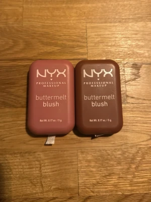 NYX buttermelt blush  - Två NYX Professional Makeup buttermelt blush. Ena rouget är i en mjuk rosa nyans och det andra i en djupare brunrosa ton. Endast testade en gång. Nypris 150kr styck, jag säljer båda för 150kr. 