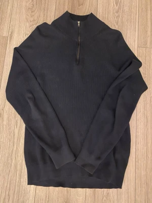 Halvzip tröja från Dressman - Säljer denna schyssta och stilrena halvzipen i olivgrön färg. Tröjan är hel utan några som alls difekter.                                                                    Storlek: XS                                                                                Skick: 10/10                                                                         Nyttpris: 349kr                                                                     ❗️Kontakta mig vid minsta lilla fråga eller fler bilder❗️