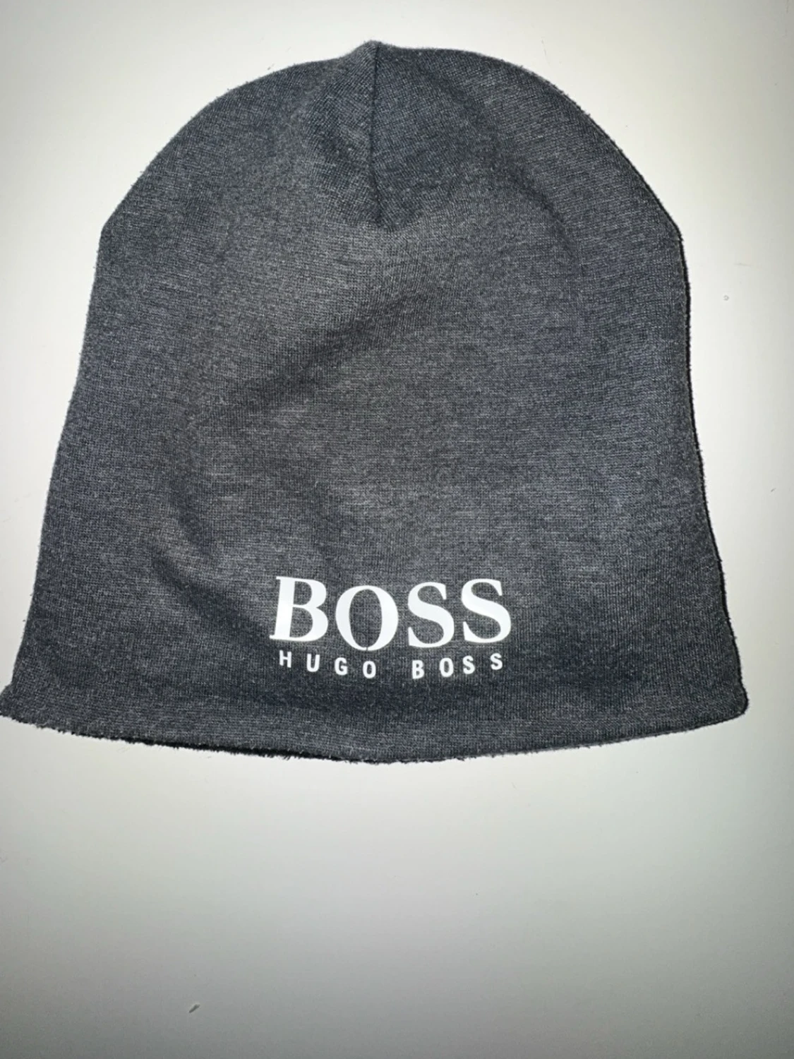 Grå mössa från Hugo Boss