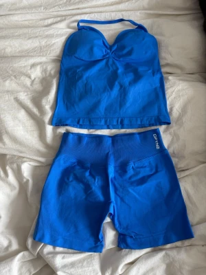 dfyne impact sett electric blue  - super fint dfyne sett i modellen impact och storlek M! färgen heter electric blue 💙skriv gärna vid intresse av enbart linne/shorts! aldrig använda enbart testade
